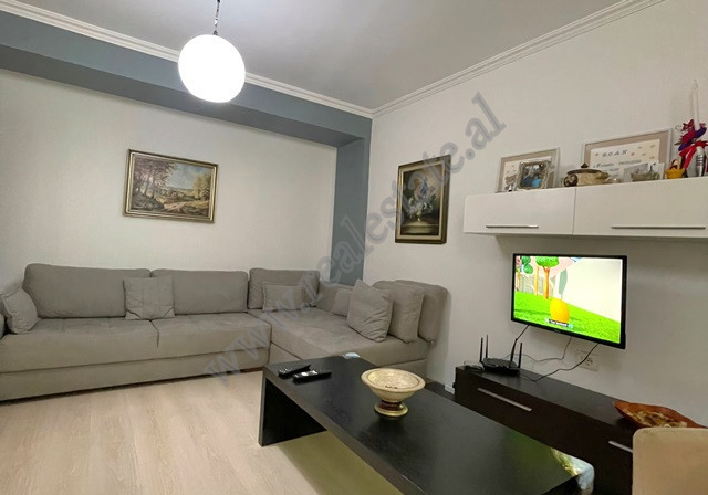 Apartament 2+1 me qira &nbsp;prane Kafe Roma ne zonen e Bllokut ne &nbsp;Tirane.

Apartamenti pozi